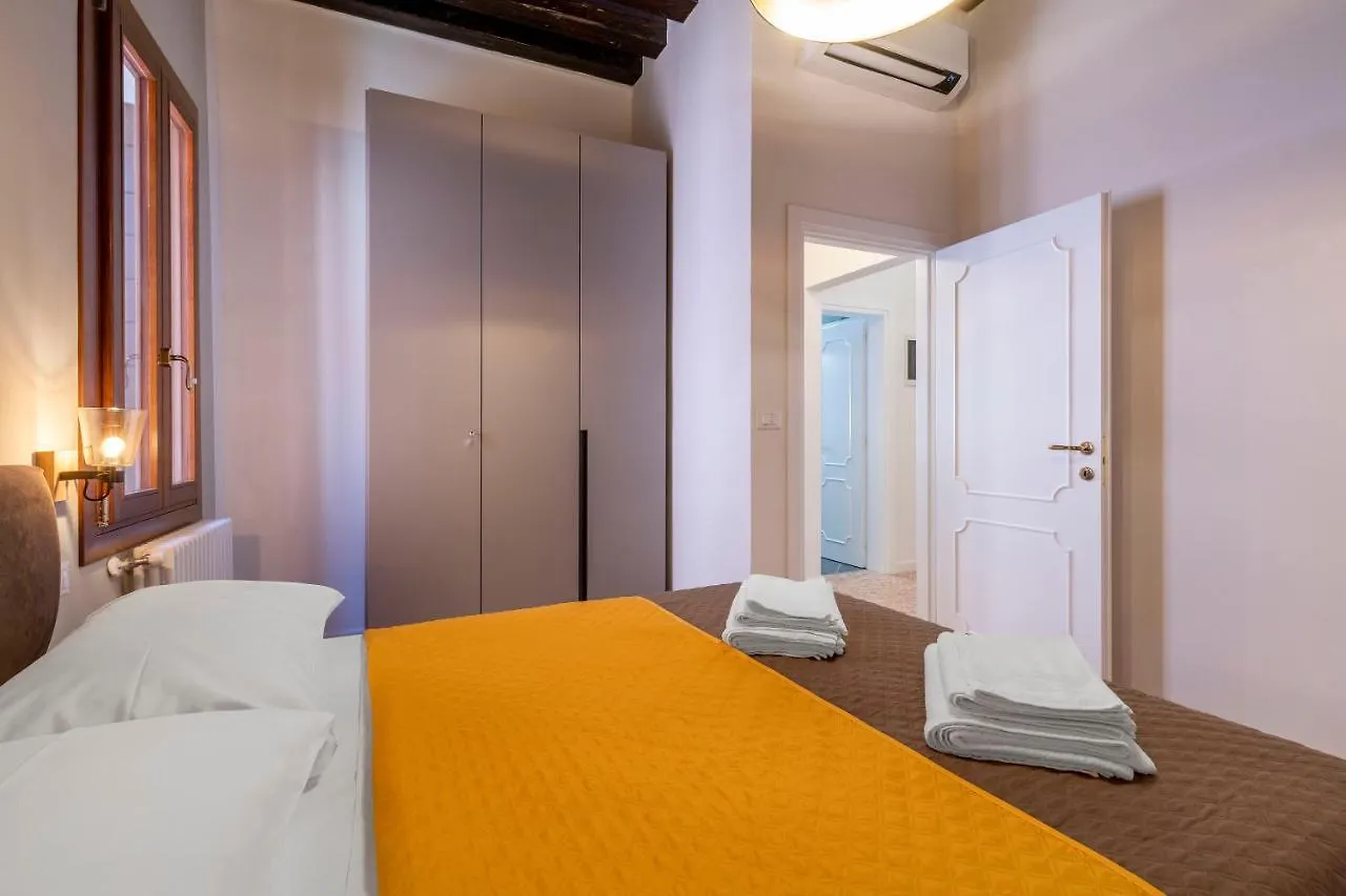 Appartement Querini Suite-Balcony On Canal, Close To San Marco Venise